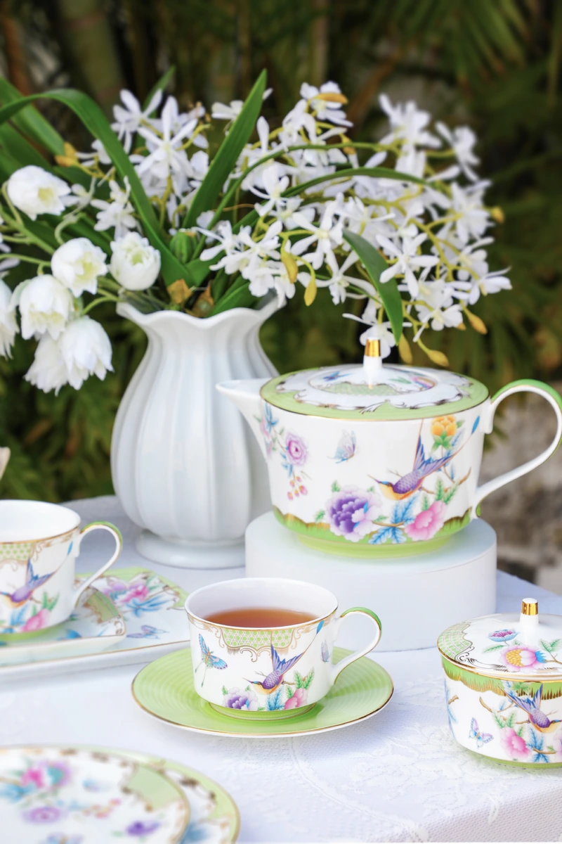 Tea Delight Papillons çaydanlık ve fincan — beyaz lily çiçekleriyle